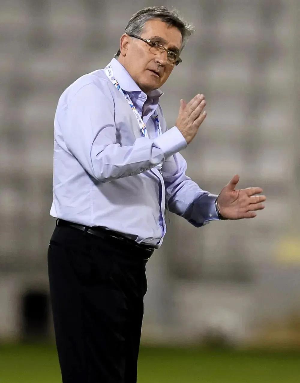 "国足教练组的变化：新任主帅的期待与挑战"