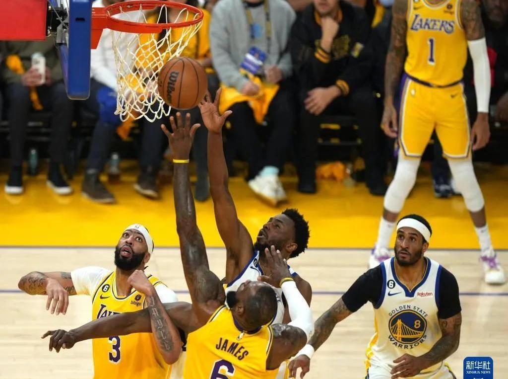 "NBA球员的生活：场内场外的平衡"