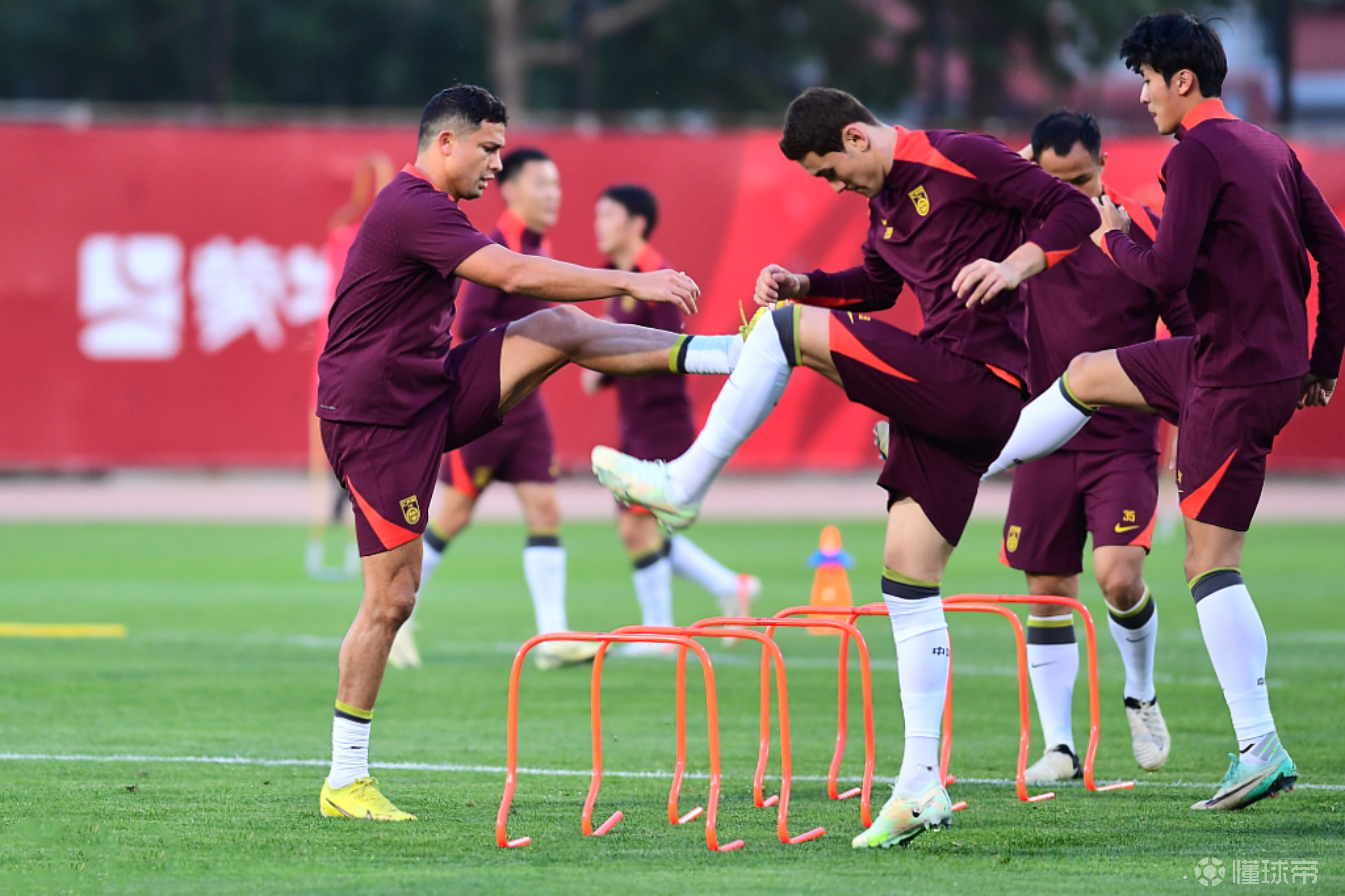 包含"国足的备战进展：面临的挑战与机遇"的词条